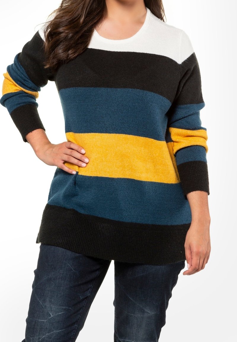 Pull-over rayé aux nuances de noir, bleu sarcelle, jaune et blanc, avec un col rond et des poignets côtelés. Texture douce.