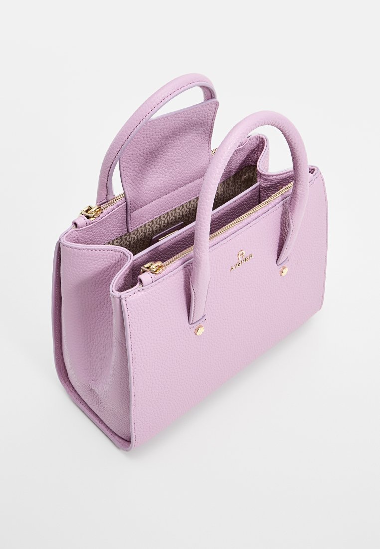 Lavendel farbene Handtasche aus genarbtem Leder mit zwei Tragegriffen, Hardware in Goldoptik und einem Reißverschluss. Verfügt über ein gemustertes Innenfutter.