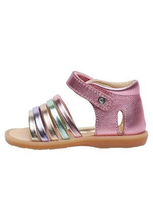 Lyserød metallic sandal med flere skinnende remme i rosaguld, sølv, grøn og lilla. Justerbar ankelrem; gummisål; åben design.