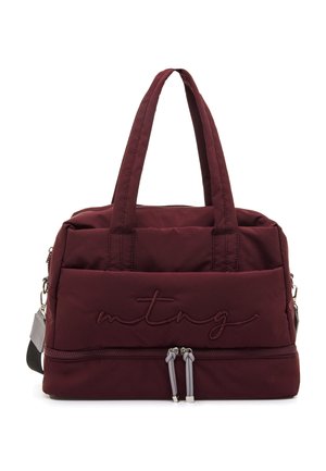Bolso de tela burdeos con doble asa superior, bolsillo delantero con cremallera, tiradores de cremallera grises y logo "mtng" bordado en el panel frontal.