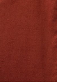 Kiinteä ruosteenruskea kangas, jossa hieno vino raitakuosi, näkyvissä hienovaraisia taitoksia ja varjoja.