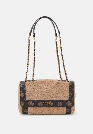 Sac à main rectangulaire beige texturé avec bordure de logo marron foncé et bandoulières en chaîne dorée, avec le texte « Guess Est 1981 » sur le rabat avant.