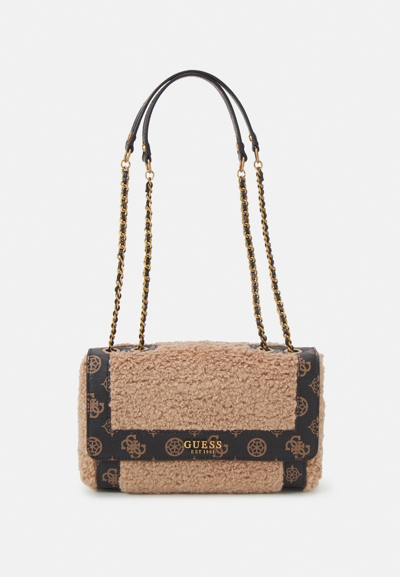 Sac à main rectangulaire beige texturé avec bordure de logo marron foncé et bandoulières en chaîne dorée, avec le texte « Guess Est 1981 » sur le rabat avant.
