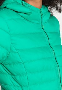 ONLY ONLTAHOE HOOD JACKET - Casaco leve - simply green