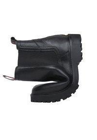 Czarny skórzany botek za kostkę z okrągłym noskiem, elastycznymi bocznymi panelami i grubą gumową podeszwą; posiada detal szycia i pętelkę do zakładania.