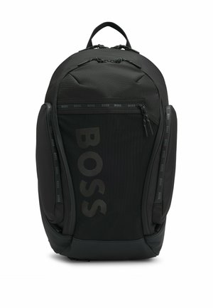 Schwarzer Rucksack mit gepolsterten Trägern, Mesh-Akzenten und einer großen, mit Reißverschluss versehenen Fronttasche. Mit auffälligem 'BOSS'-Logo aus strukturiertem Material.