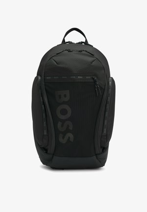 Musta reppu, jossa on pehmustetut olkaimet, verkkokankaiset yksityiskohdat ja suuri vetoketjullinen etutasku. Korostaa näyttävää 'BOSS'-logoa tekstuurimateriaalissa.