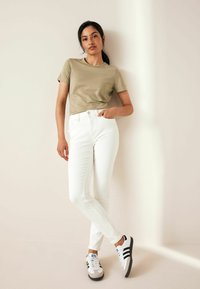 Next SUPER SOFT STANDARD - Testhezálló fazon - white