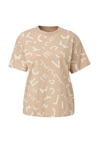 Beige bomulds t-shirt med korte ærmer, der har store hvide abstrakte bogstaver i varierende størrelser og orienteringer over stoffet.