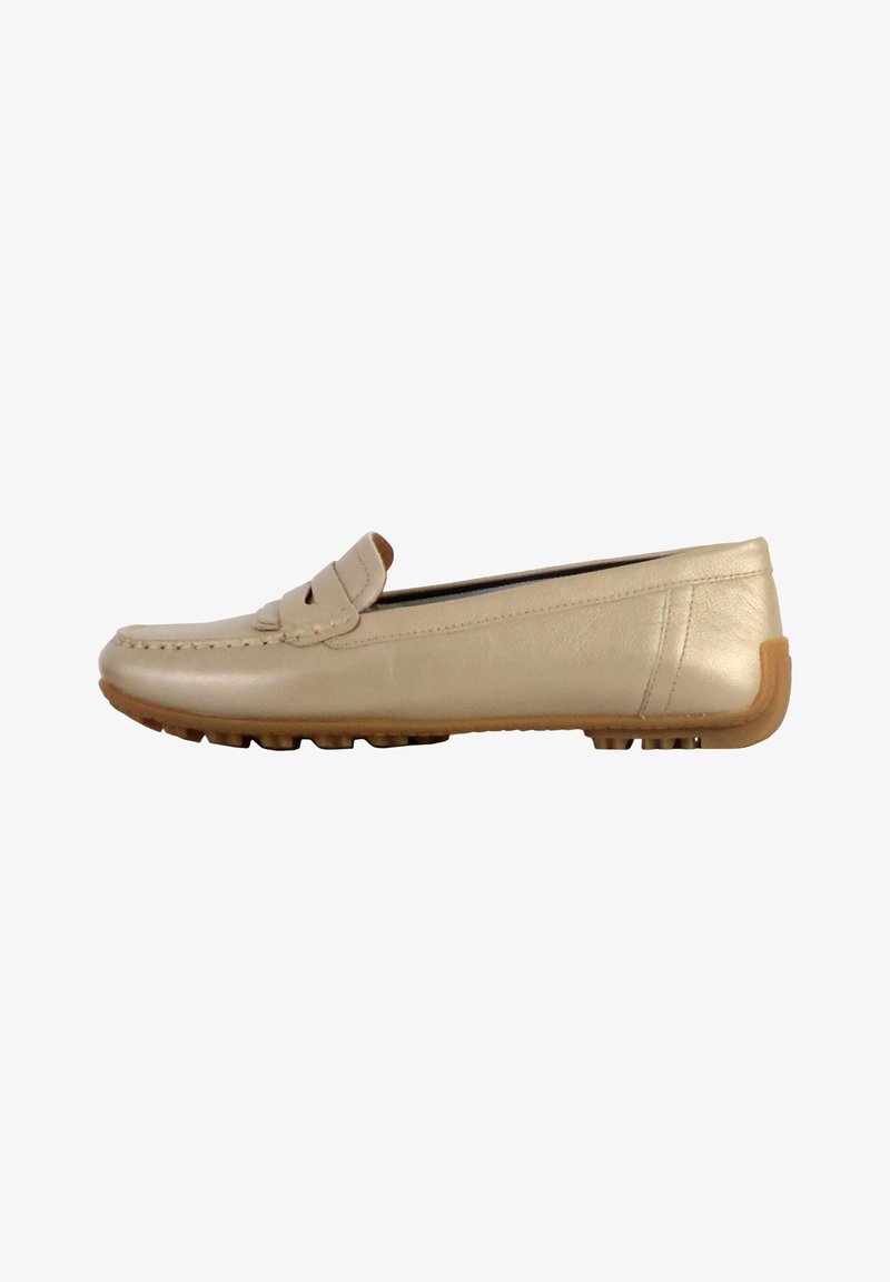 Mocassin penny en cuir beige avec semelle en caoutchouc et bride ornée de pompons sur le dessus, présenté de profil sur fond blanc.