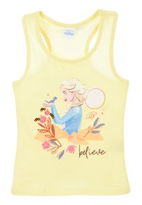 Canottiera di cotone gialla con una stampa grafica di un personaggio arricchita da accenti floreali e la scritta "believe" in un carattere giocoso.