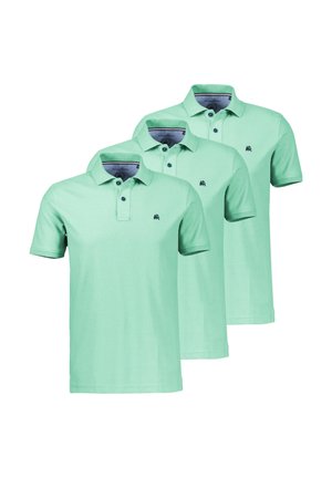 Tre lysegrønne poloer med korte ærmer, kraver og knapper, hver med et lille mørkt broderet logo på venstre bryst.