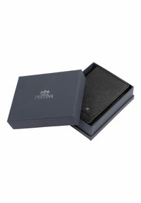 Crni kožni novčanik s teksturiranom površinom unutar tamnoplave kutije. Upečatljiv logo na poklopcu kutije. Pravokutnog oblika, minimalistički dizajn.