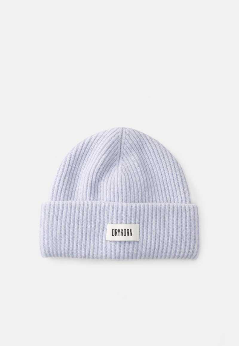 Căciulă tricotată ribbed de culoare albastru deschis, cu margine pliată și un eticheta albă cu textul "DRYKORN". Fabricată dintr-un material moale, texturat.
