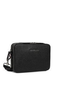 Borsa rettangolare nera realizzata in materiale texturizzato, con zip e logo in argento. Include una tracolla removibile.