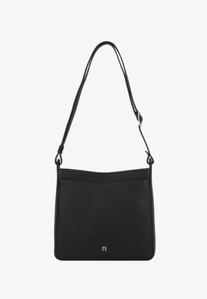Bolso de hombro de cuero negro con acabado texturizado, forma rectangular, correa ajustable y un pequeño logo en la parte delantera.