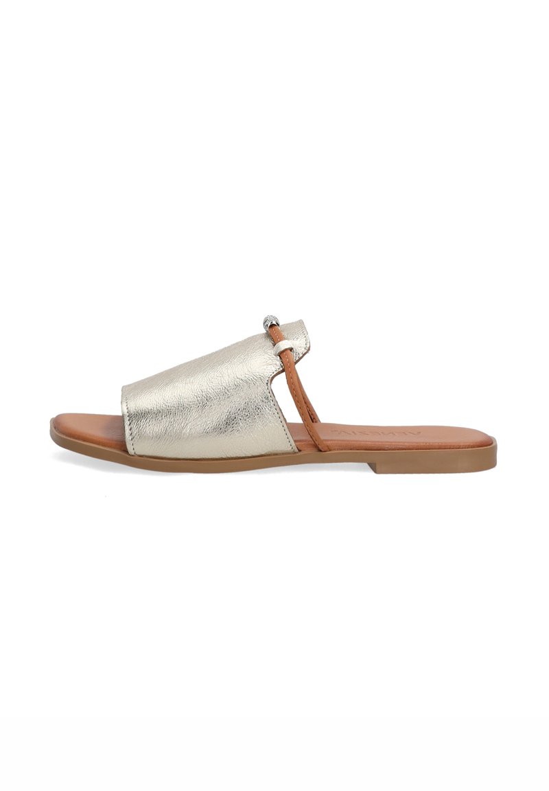 Guldmetalisk slide sandal med en struktureret rem, åben tå-design, brun sål og en dekorativ sølv accent på remmen.