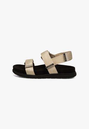 Beige stoffen sandalen met twee verstelbare banden en een zwarte zool. Bevat een gestructureerd bandontwerp en een metallic merkaccent.