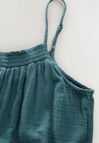 Top de algodón verde azulado con cuello fruncido, tirantes ajustables y una tela suave y texturizada con un corte fluido.