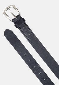 Schwarzer Leder Gürtel mit einer silbernen Metallschnalle. Besitzt eine rechteckige Schnalle, fünf Einstelllöcher und eine glatte Textur entlang des Riemens.