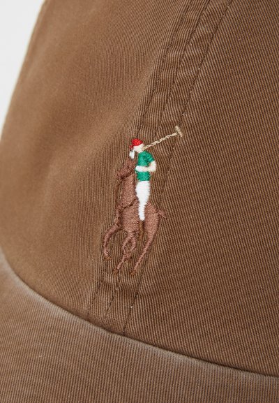 Cappello marrone realizzato in tessuto texturizzato, decorato con un ricamo di un giocatore di polo e un cavallo in fili verdi, rossi e marroni; design con visiera curvata.