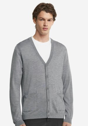 Grå cardigan lavet af letvægtsstof med V-hals, frontknapper og to lommer. Har lange ærmer og en subtil tekstur.