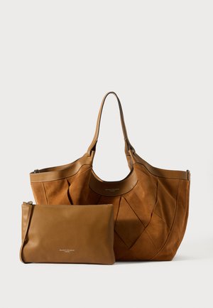 Bolso tote de ante marrón con diseño plisado, que incluye un bolso de mano de cuero marrón liso, ambos con un branding sencillo y correas de cuero.