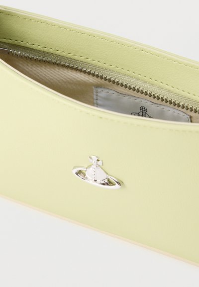 Πράσινο δερμάτινο πορτοφόλι με λείο υφή, που διαθέτει ασημένιο έμβλημα και κλείσιμο με φερμουάρ, παρουσιάζοντας έναν απλό και καθαρό σχεδιασμό.