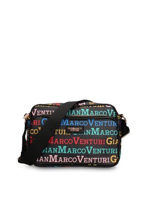 Sac bandoulière noir avec un motif textuel coloré répété « GIAN MARCO VENTURI » et une bandoulière noire réglable.
