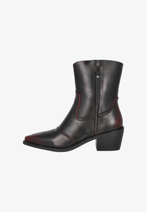 Botín de cuero negro con punta afilada, detalles de costura roja, cierre de cremallera lateral y tacón bajo en bloque. Diseño grabado en la punta.