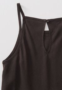 Schwarzes ärmelloses Top mit Schlüsselloch-Ausschnitt, verstellbaren Trägern und einer Knopfverschluss hinten; aus strukturiertem Stoff gefertigt.