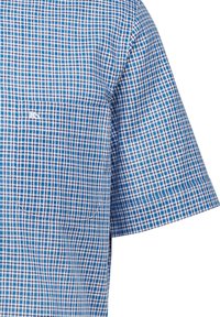 Camicia a maniche corte con un motivo a quadri blu e bianchi, in tessuto leggero, e una tasca sul petto con cucitura a vista.