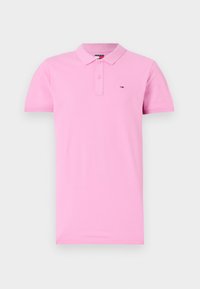 Polo rose en coton, avec un col classique, des manches courtes et un petit emblème logo sur la poitrine gauche.