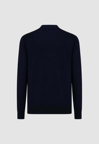 Maglione blu navy con colletto e maniche lunghe, realizzato in materiale knit con una superficie liscia e polsini a coste sul fondo.