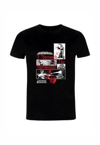 Černé tričko s komiksovými panely Dungeons & Dragons, červenými kostkami a červeným textem „Přežil jsem Spellplague“.