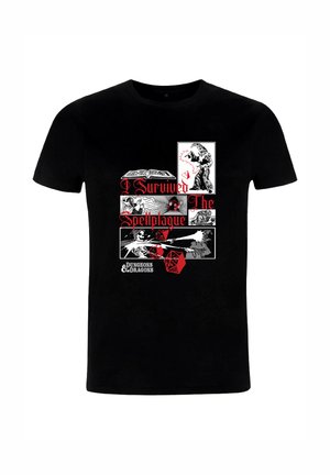 Sort T-shirt med Dungeons & Dragons tegneseriestil-paneler, røde terninger og rød tekst, der siger "Jeg overlevede Trylleplagen."