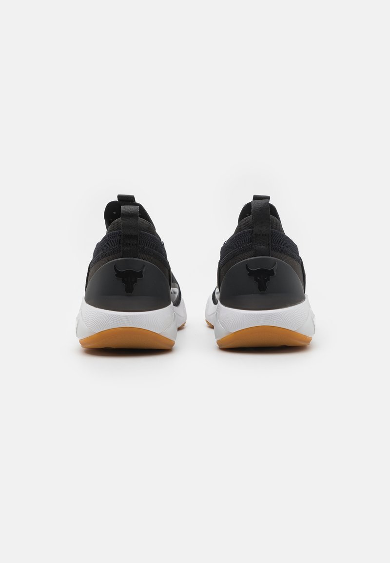 Zapatillas deportivas negras con parte superior de malla texturizada, que cuentan con una suela de goma y un logo distintivo en un color contrastante en el talón.