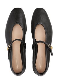 Zapatos de cuero negro con punta redonda, lados cortados y un detalle en tono dorado en la correa. Textura suave y diseño clásico.