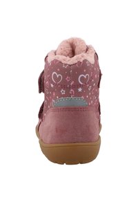 Stivaletto per bambini rosa con motivi a cuore e stella, foderato in morbido pile e suola in gomma, visto da dietro.