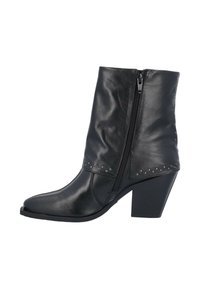 Botas de cuero negro hasta el tobillo con cremallera lateral, punta afilada y tacón cuadrado. Presenta tachuelas metálicas a lo largo de la costura superior. Acabado texturizado.