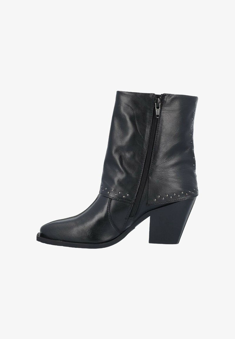 Botas de cuero negro hasta el tobillo con cremallera lateral, punta afilada y tacón cuadrado. Presenta tachuelas metálicas a lo largo de la costura superior. Acabado texturizado.