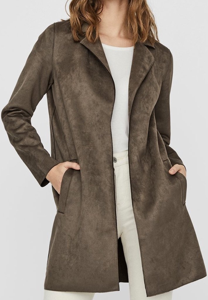 Ruskea tekosuede-takki, jossa on läppäkaulus, auki olevat etupuoli, pitkät hihat ja sivutaskut. Liukas pinta ja polveen asti ulottuva muotoilu.