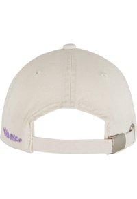 Baseballpet in off-white katoen met een gebogen klep, verstelbare riem en paarse geborduurde tekst op de achterkant. Soepele textuur.