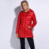 Červená prošívaná péřová bunda s kapucí, předním zipem a bočními kapsami. Má elegantní design a lesklý materiál.