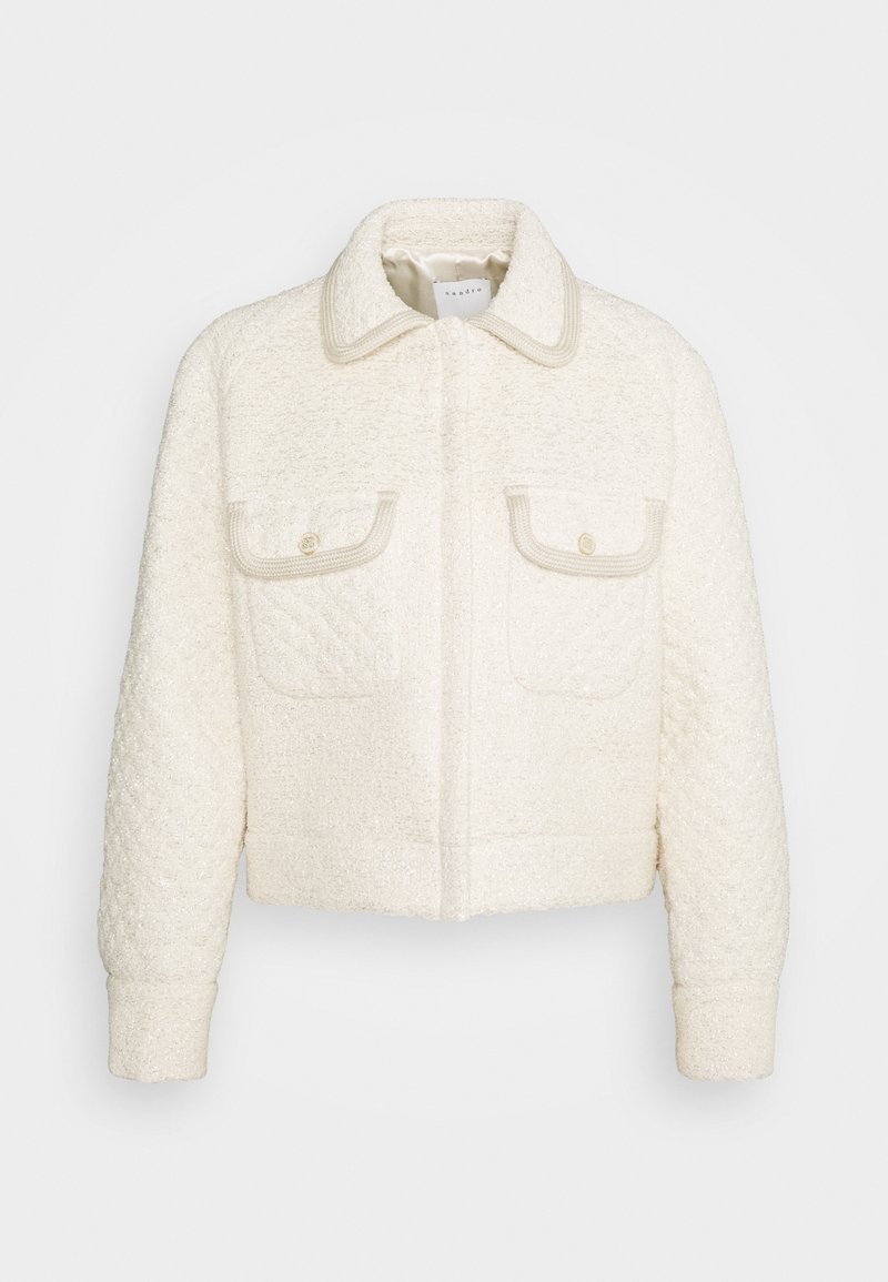 Veste texturée de couleur crème avec manches longues, deux poches avant à rabat boutonné et un col, présentée sur fond blanc.