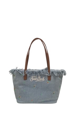 Sac fourre-tout en denim avec bord supérieur effiloché, poignées en cuir marron, petite broderie florale et logo "MC2 Saint Barth" sur le devant.