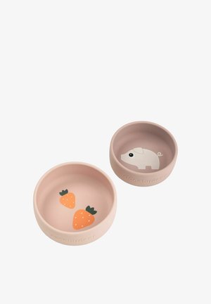 Dva ružičasta silikonska zdjela, jedna s narančastim jagodama, a druga s dizajnom svinje. Obje imaju zaobljene rubove i mat završnu obradu.