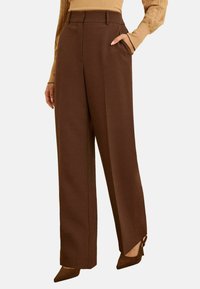 Neselectat, chocolate brown