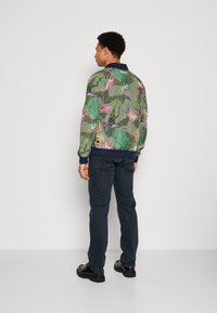 Scotch & Soda PRINTED REVERSIBLE JACKET - Chaquetas bomber - navy blue/multi-colour