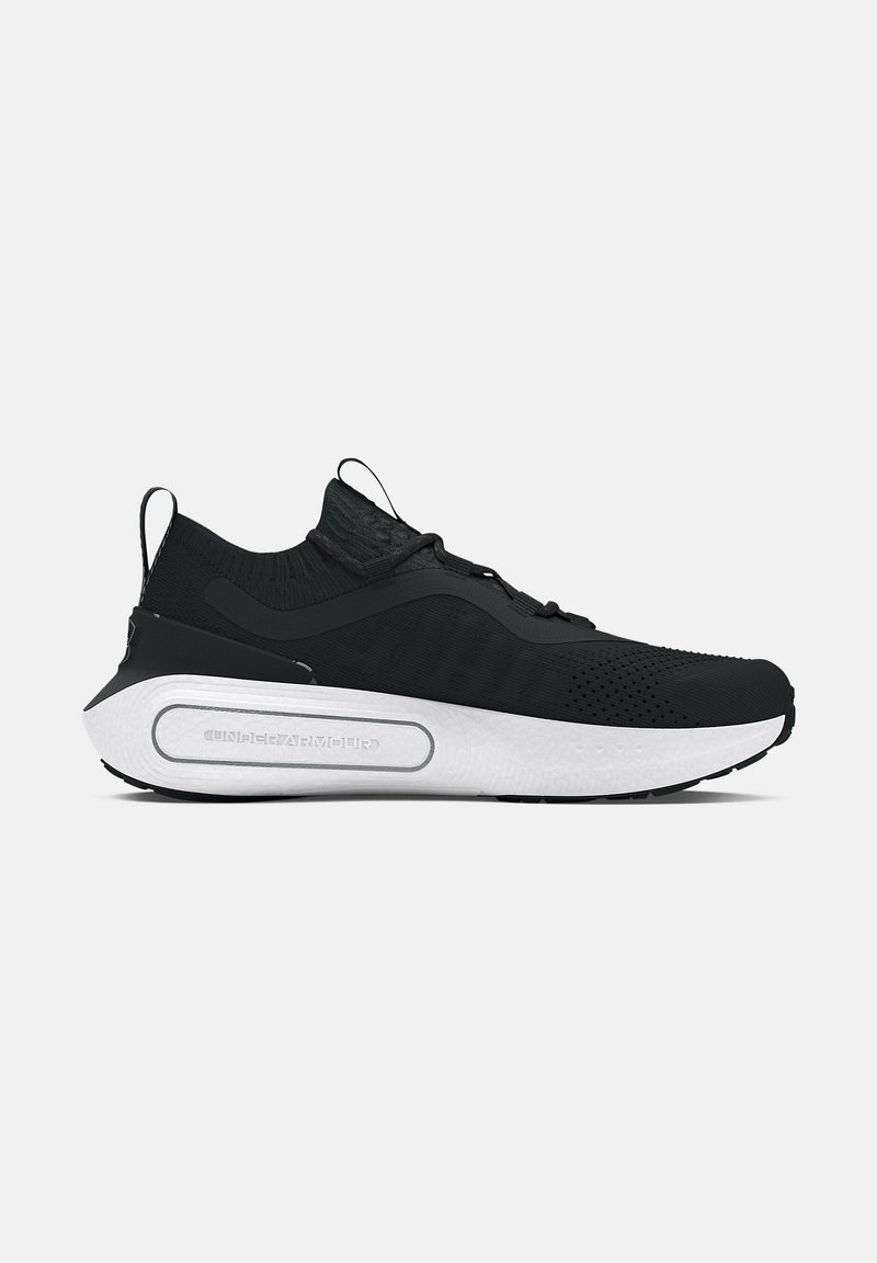 Chaussure de sport noire avec une tige en tricot respirant, des accents texturés, et une semelle légère blanche. Elle comprend une languette au talon.
